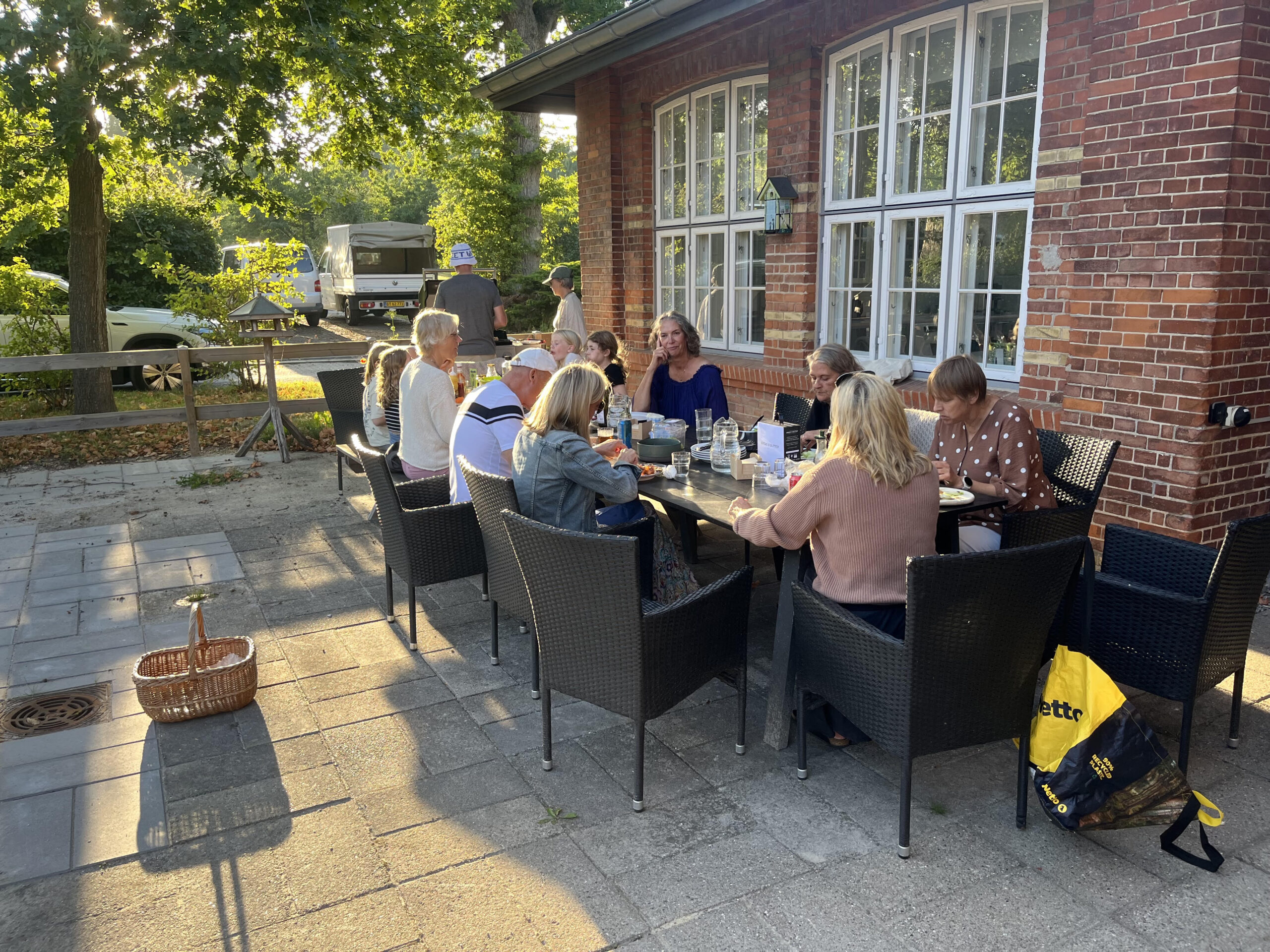 Fællesmiddag i aftensolen
